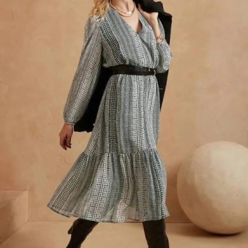 Banana Republic- Flounce Hem Chiffon V- Neck Dress - Picture 16 of 16